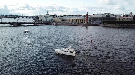 夏天豪华游艇在圣彼得斯堡航行视频的预览图