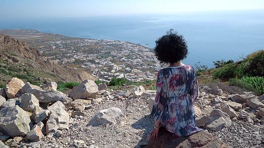 山上高古神话中穿着洋装的旅游女游客Kamari视频的预览图