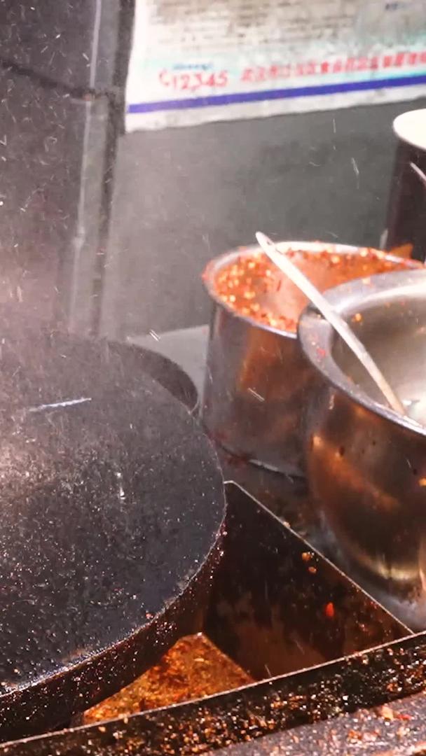 材料慢镜头升级拍摄烧烤制作过程中香油飞溅瞬间视频的预览图
