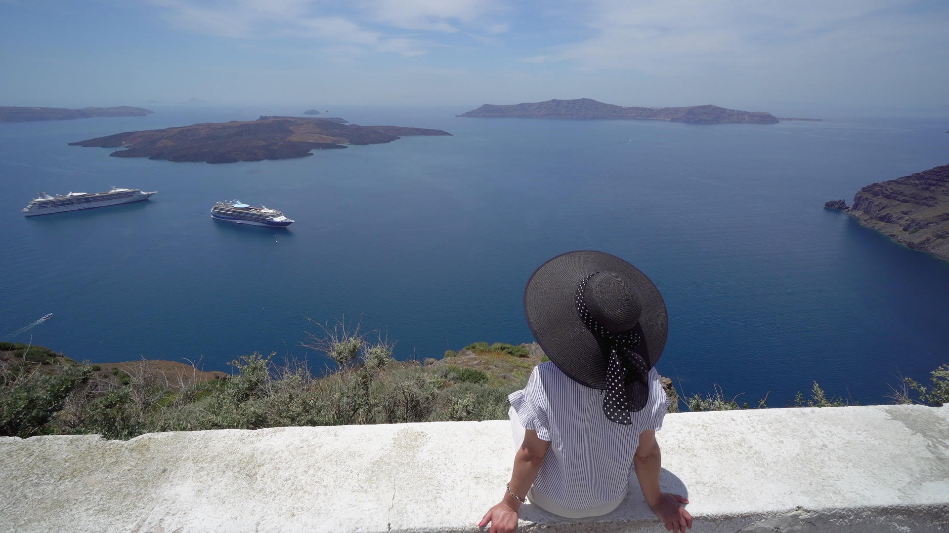 来到欧洲的希腊圣托里尼度假妇女看着著名的旅游目的地视频的预览图