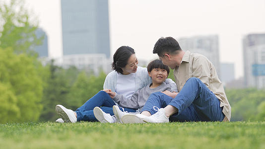 4k一家人坐在公园亲密的聊天视频的预览图