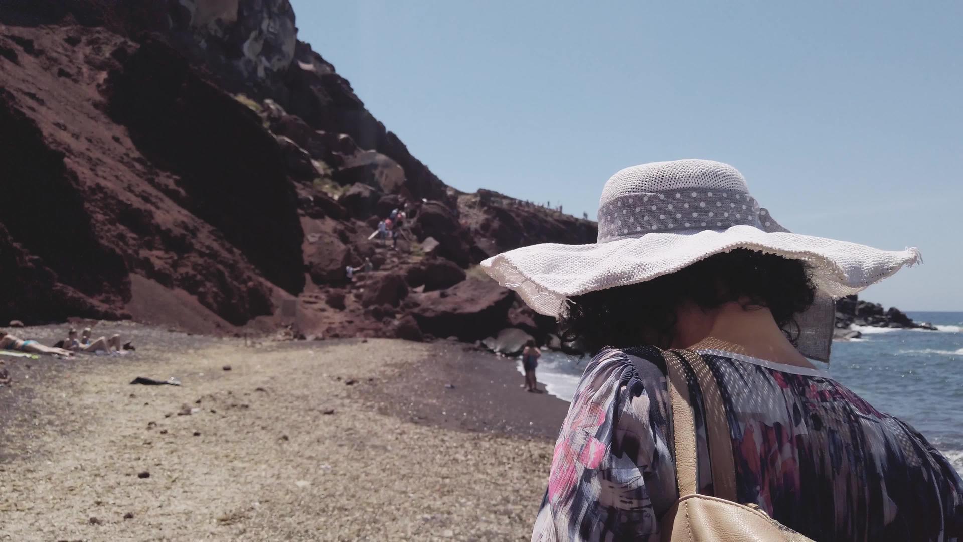 游客在爱琴海的红色海滩上行走视频的预览图