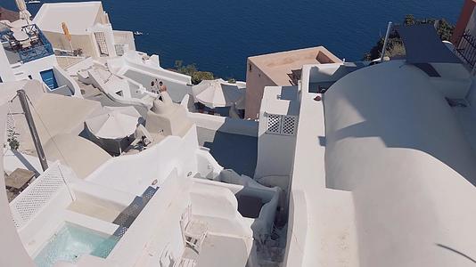希腊风格的建筑环绕着海洋俯瞰着南海的岛屿视频的预览图