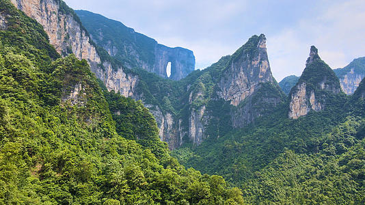 湖南天门山风景4K航拍的预览图