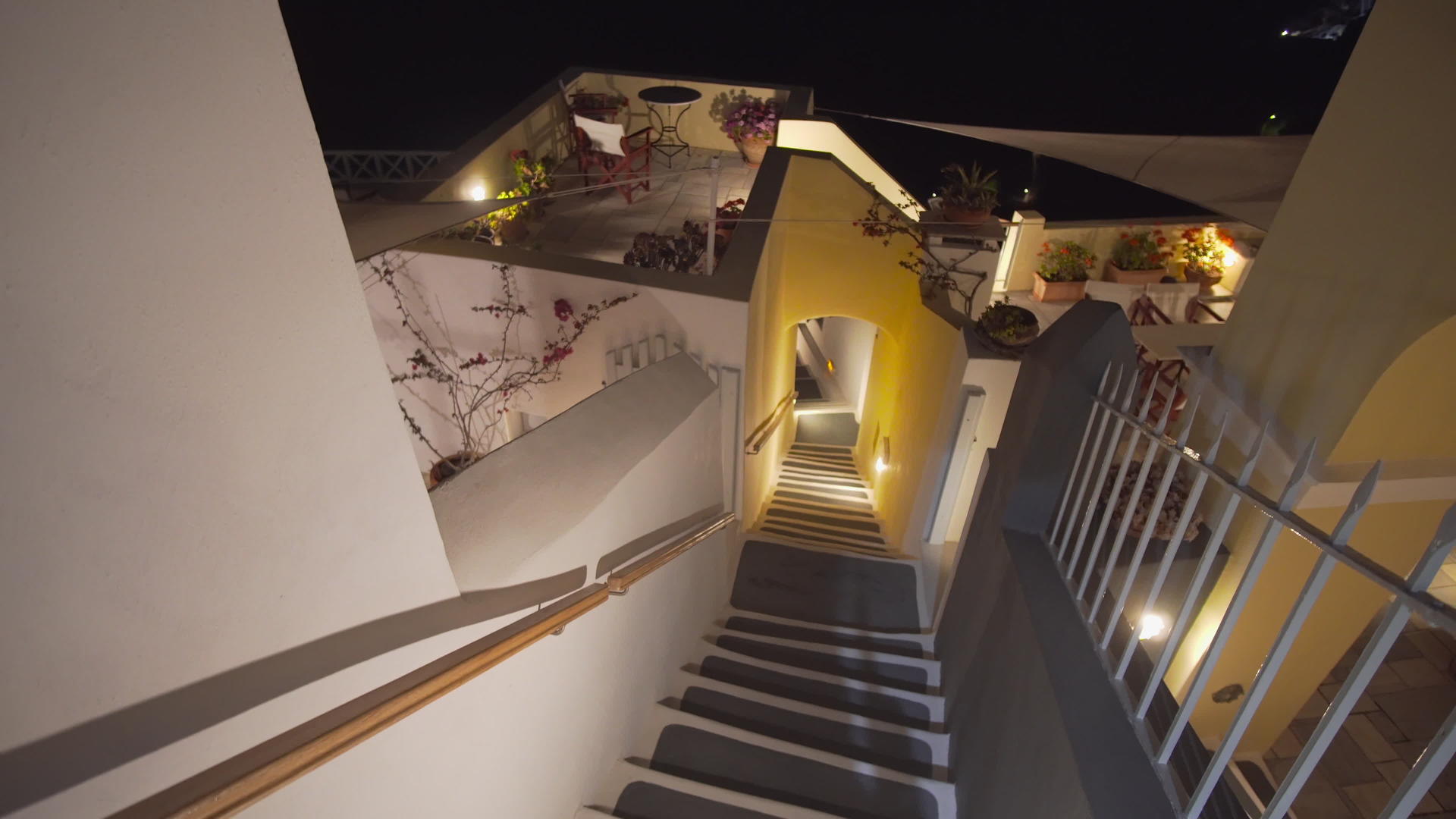 夜晚的Oia桑托里尼岛的街景视频的预览图
