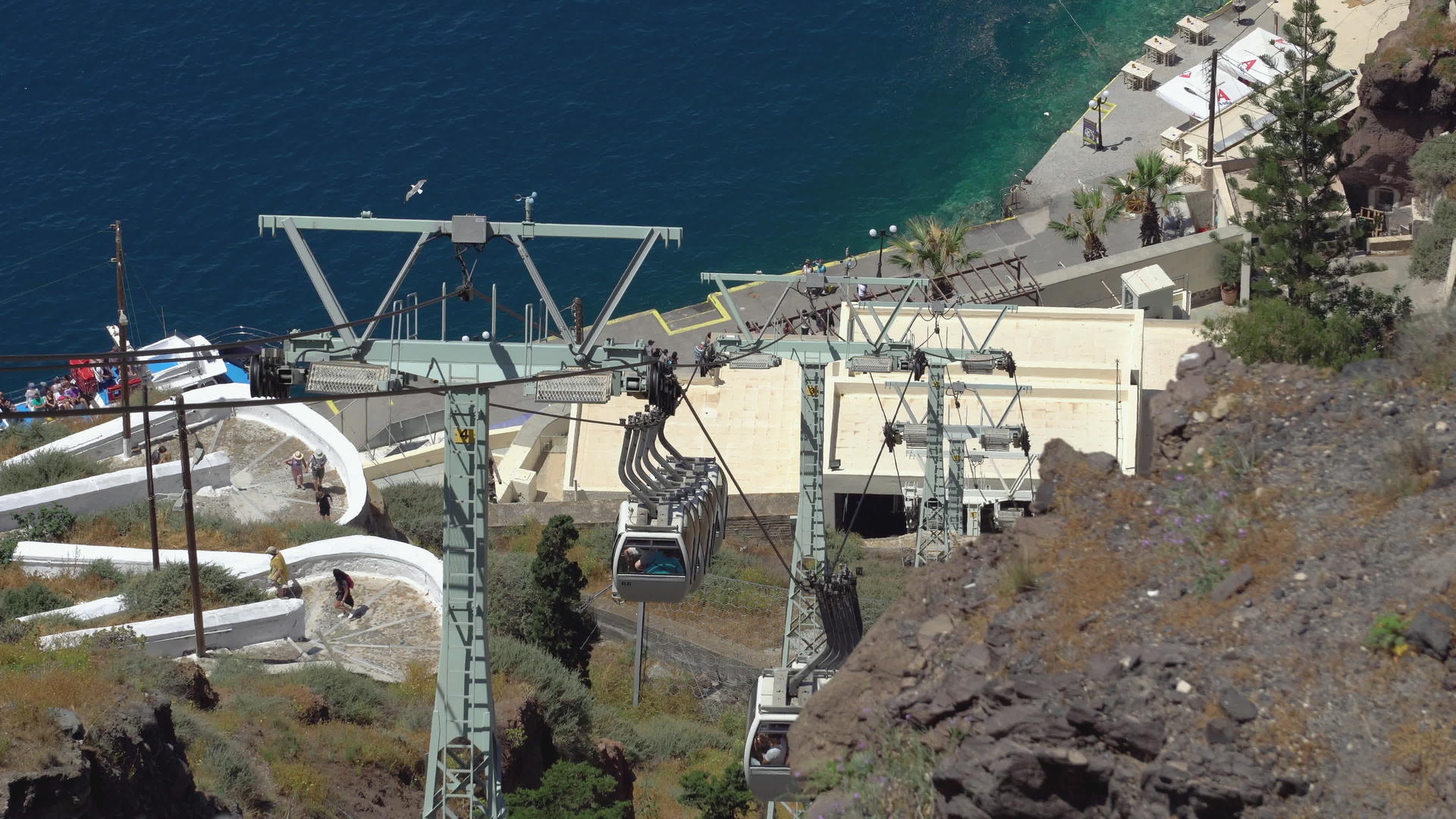 连接港口的电缆车在Santorini向乘客卸货视频的预览图