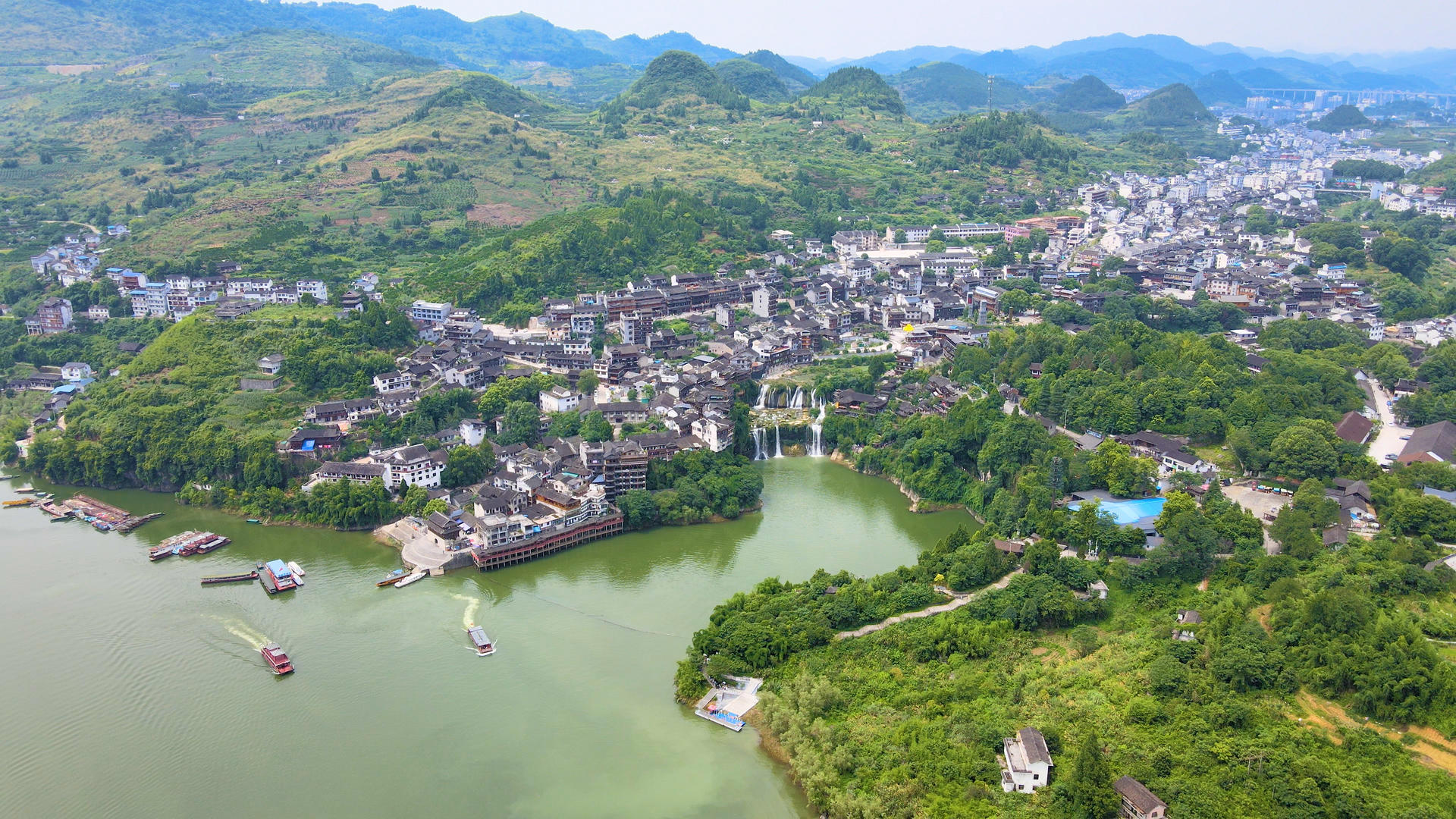 湖南芙蓉镇景区4K航拍视频的预览图