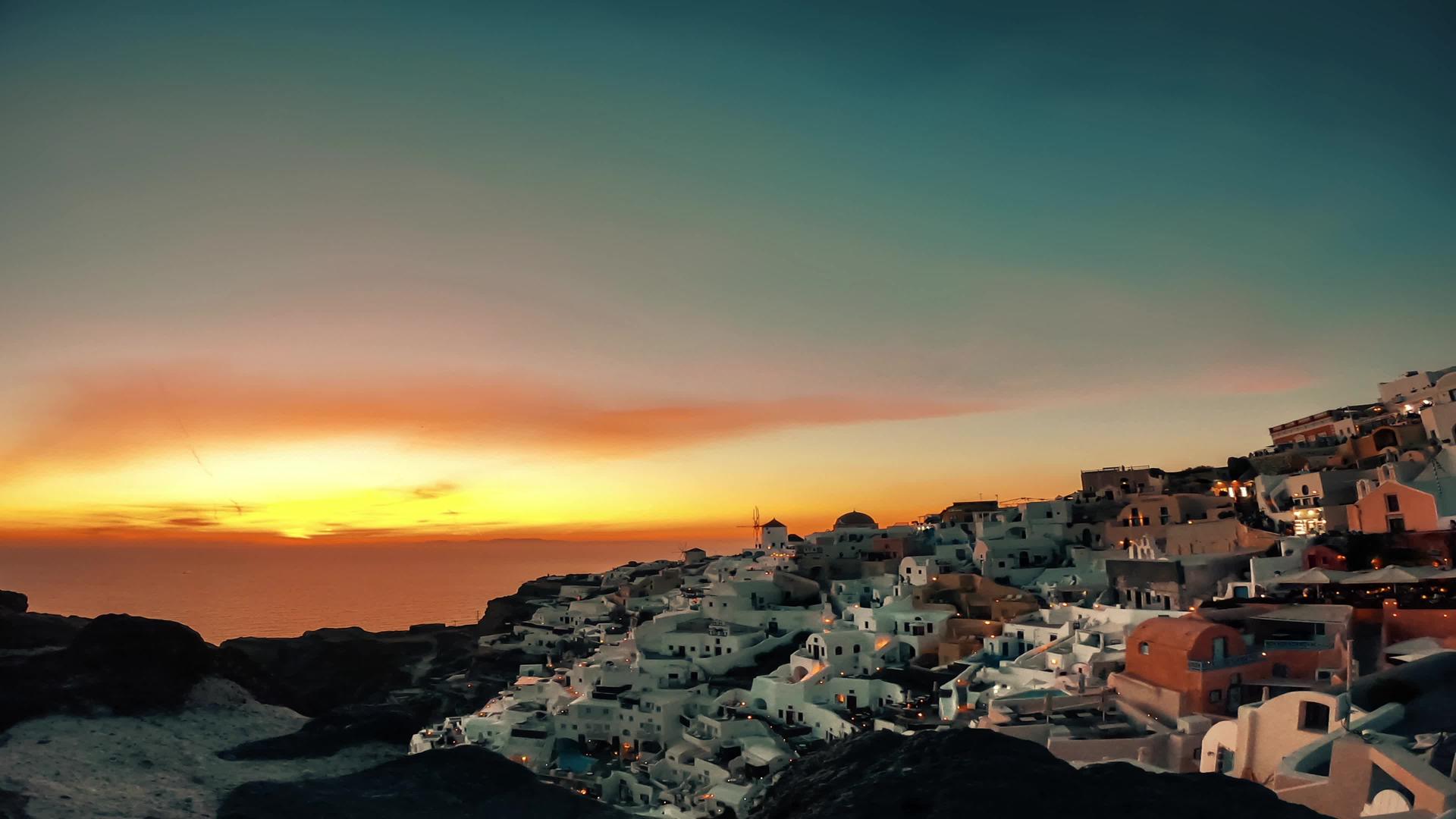 令人惊叹的日落时间折叠在古希腊桑托里尼岛奥亚村视频的预览图