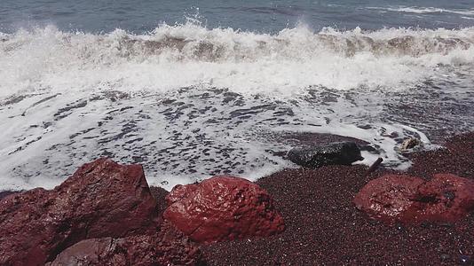桑托里尼岛红滩的风景山浪在岩石上缓缓飘动视频的预览图