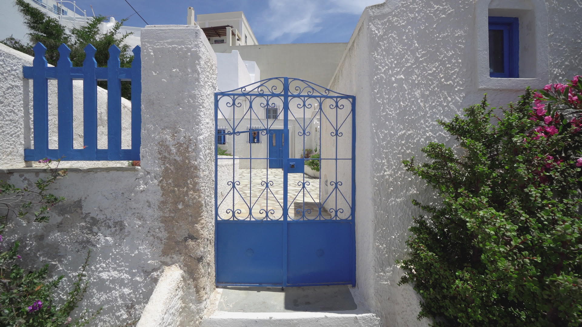 白房子院子入口的第一个视角是蓝色金属门和春花被子视频的预览图
