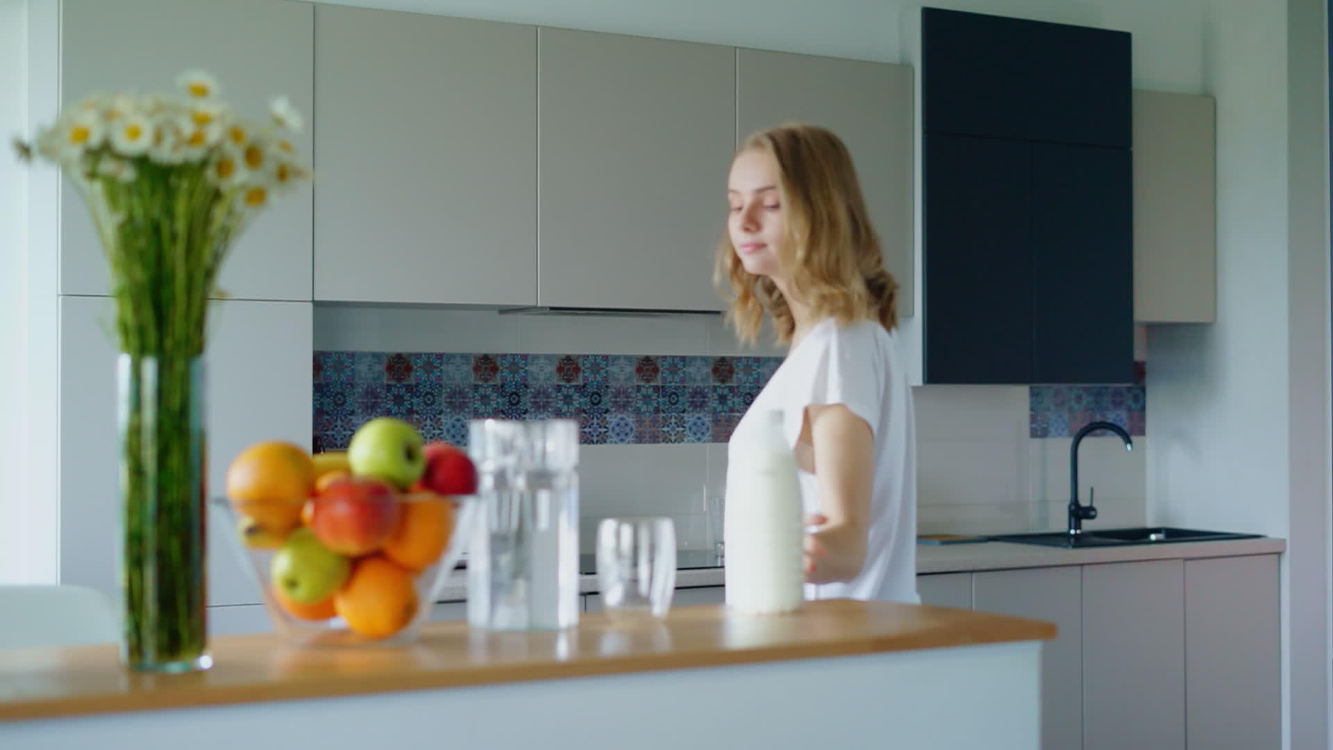 小女人在厨房里做燕麦粥女孩放一瓶牛奶视频的预览图