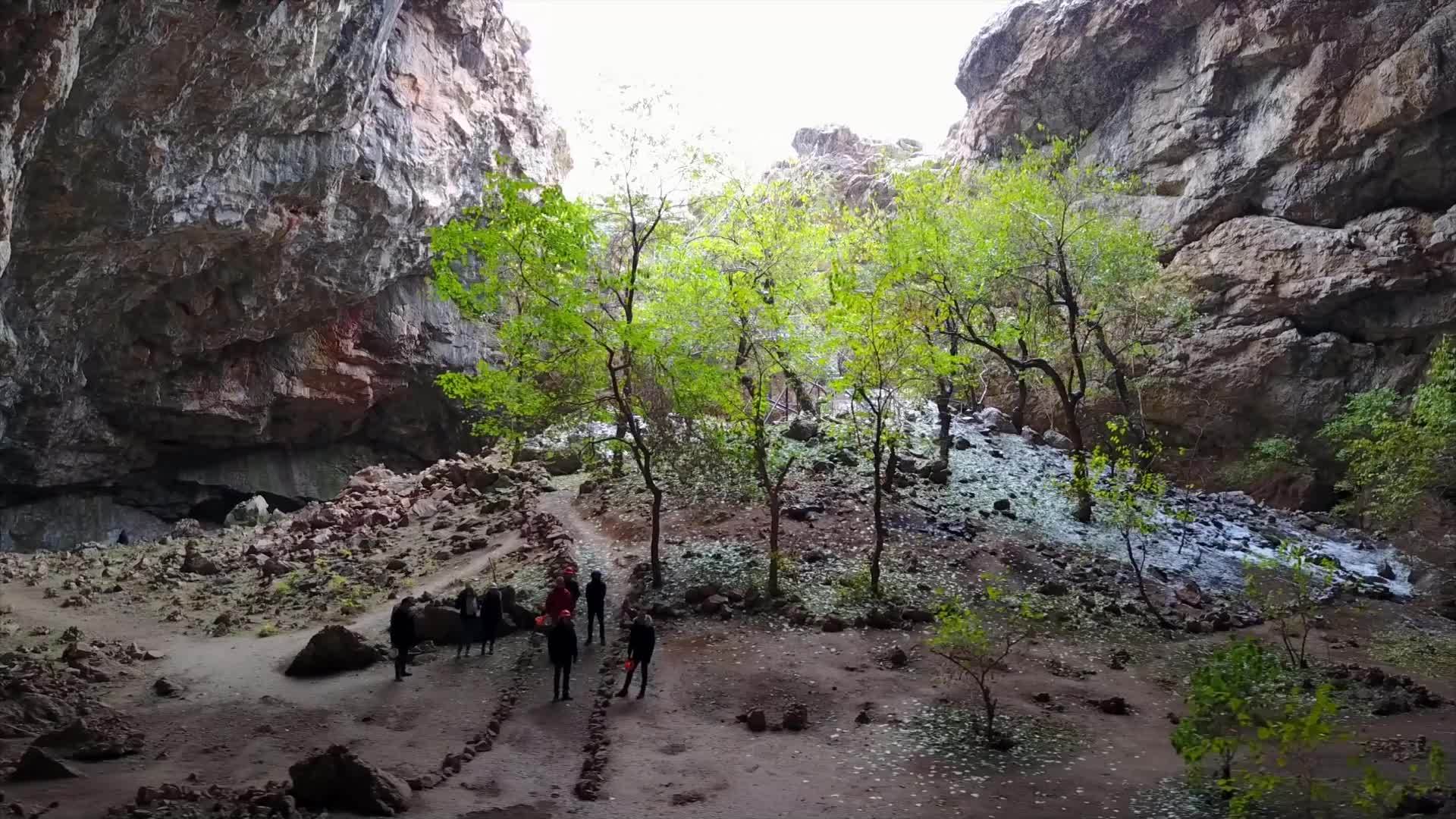 白色清真寺的神圣洞穴视频的预览图