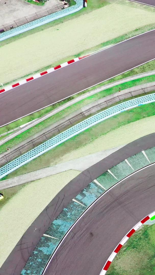 航拍上海赛车场赛车弯道视频的预览图