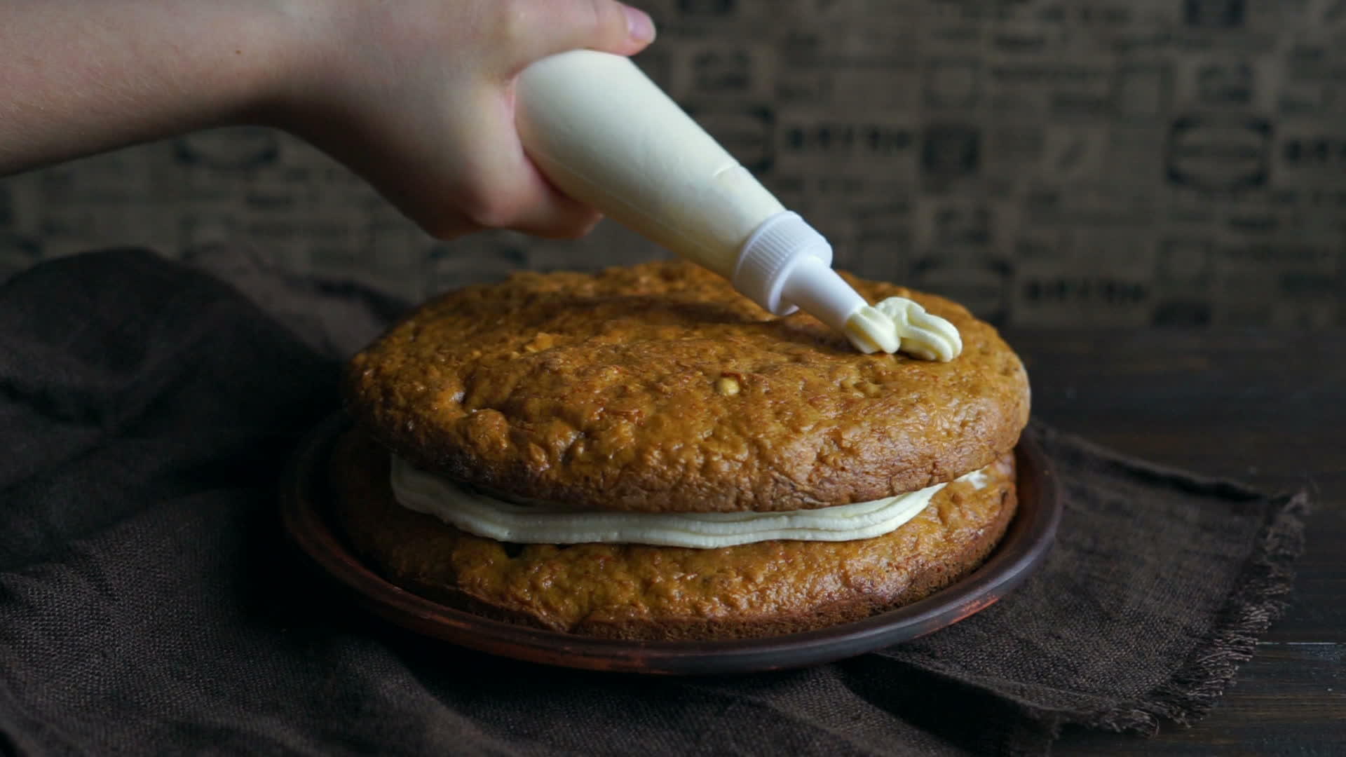 胡萝卜蛋糕装饰厨师用管袋倒奶油视频的预览图