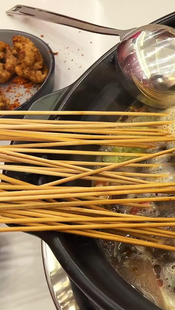 重庆美食中式餐饮鸳鸯锅竹签串特色小吃素材视频的预览图