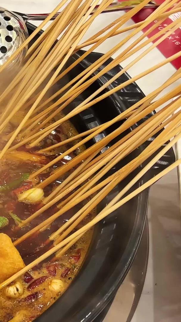 重庆美食中式餐饮鸳鸯锅竹签串特色小吃素材视频的预览图