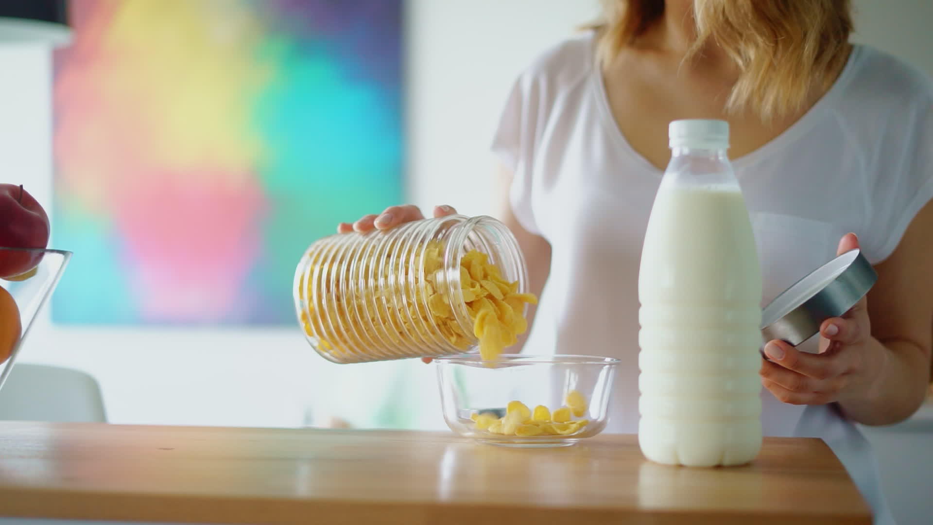 女人用手在厨房桌子上准备牛奶视频的预览图