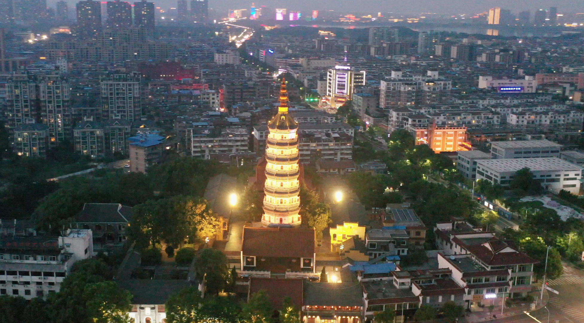 安徽安庆迎江寺夜景航拍4K视频视频的预览图