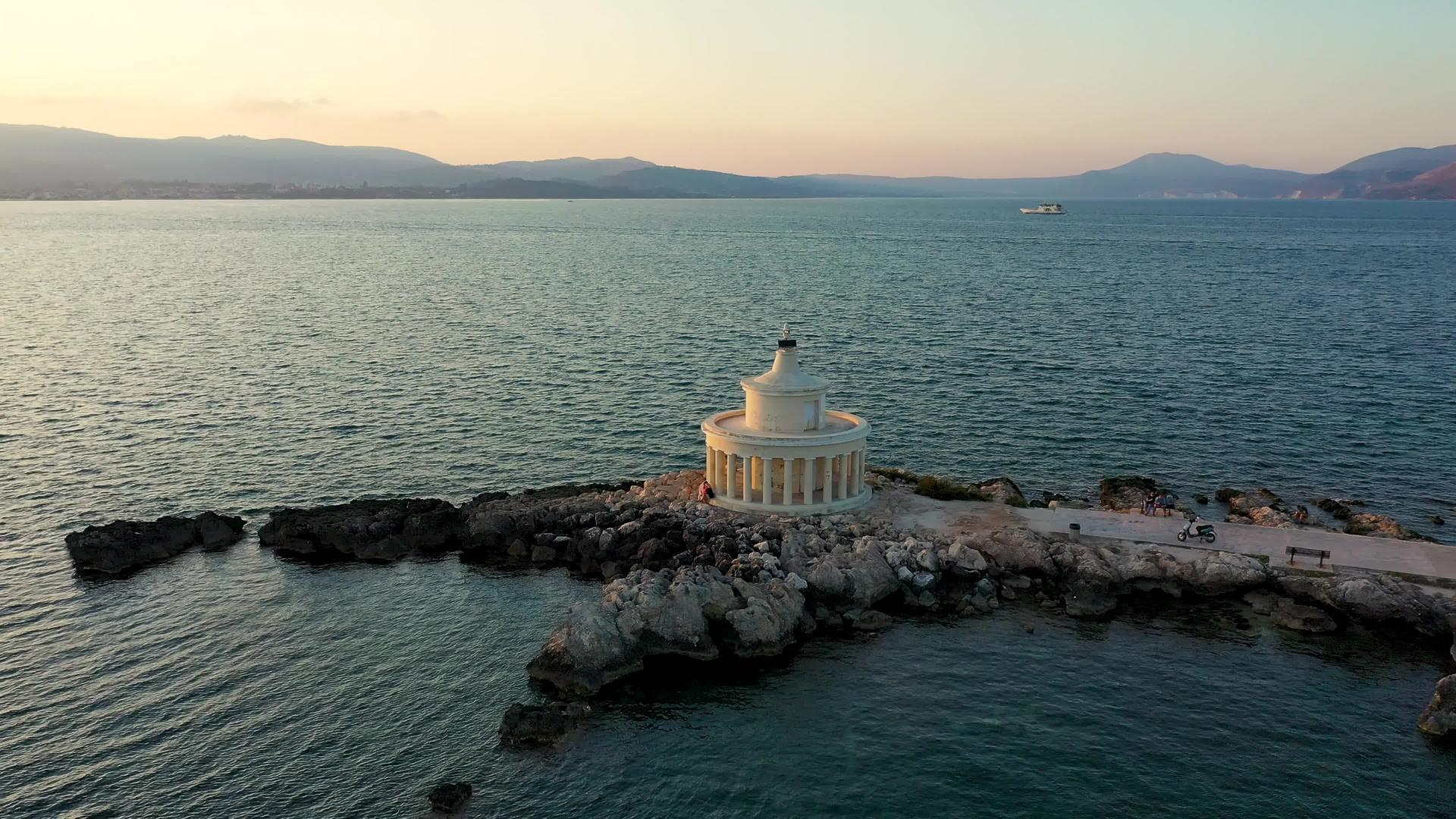 希腊凯法利尼亚阿尔戈斯托利拉西圣西奥多灯塔的鸟瞰图视频的预览图