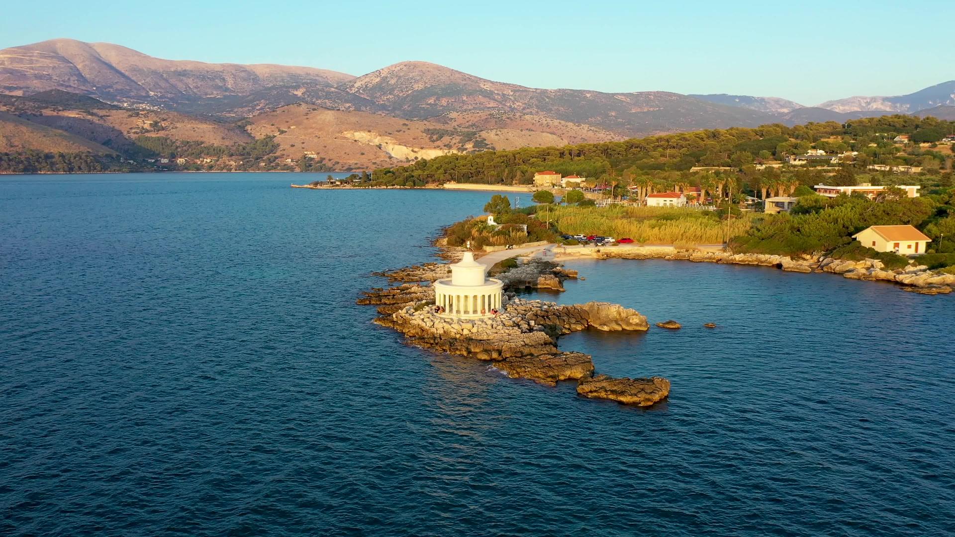 希腊凯法利尼亚阿尔戈斯托利拉西圣西奥多灯塔的鸟瞰图视频的预览图