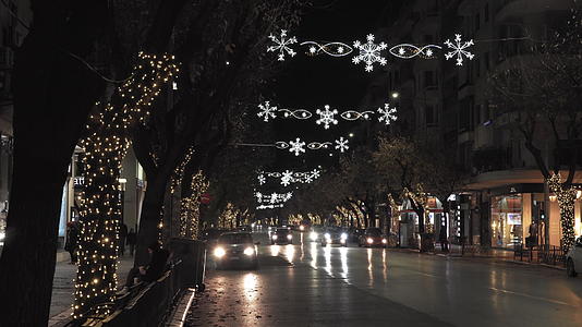 西萨洛尼基盛大的夜晚观看圣诞节的装饰视频的预览图