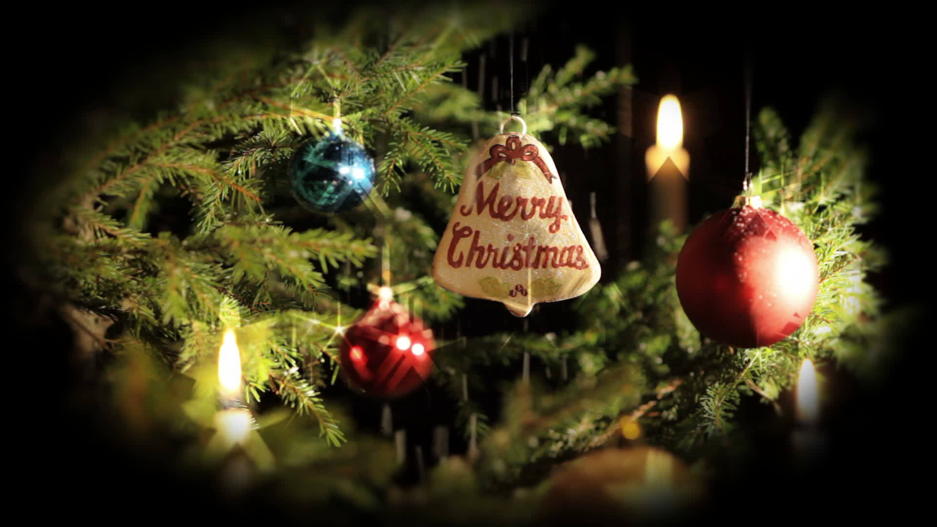 圣诞树上的圣诞标志和蜡烛视频的预览图