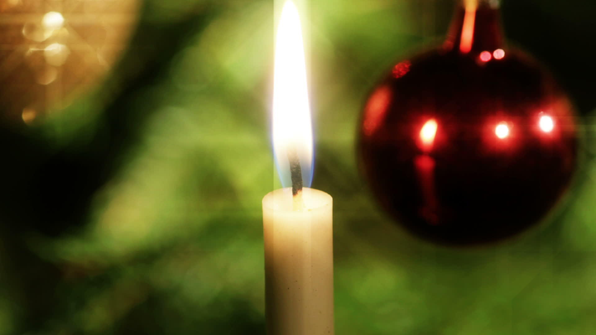 圣诞树上的蜡烛视频的预览图