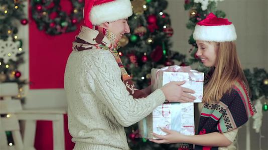交换圣诞礼物的情侣视频的预览图