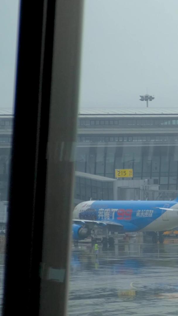 机场停机坪上滑行的飞机客机视频的预览图