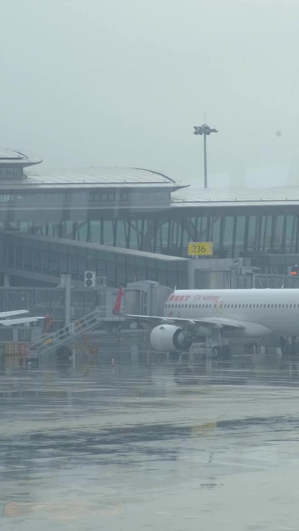 机场停机坪上滑行的飞机客机视频的预览图