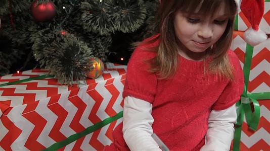 小女孩写信给圣诞老人视频的预览图