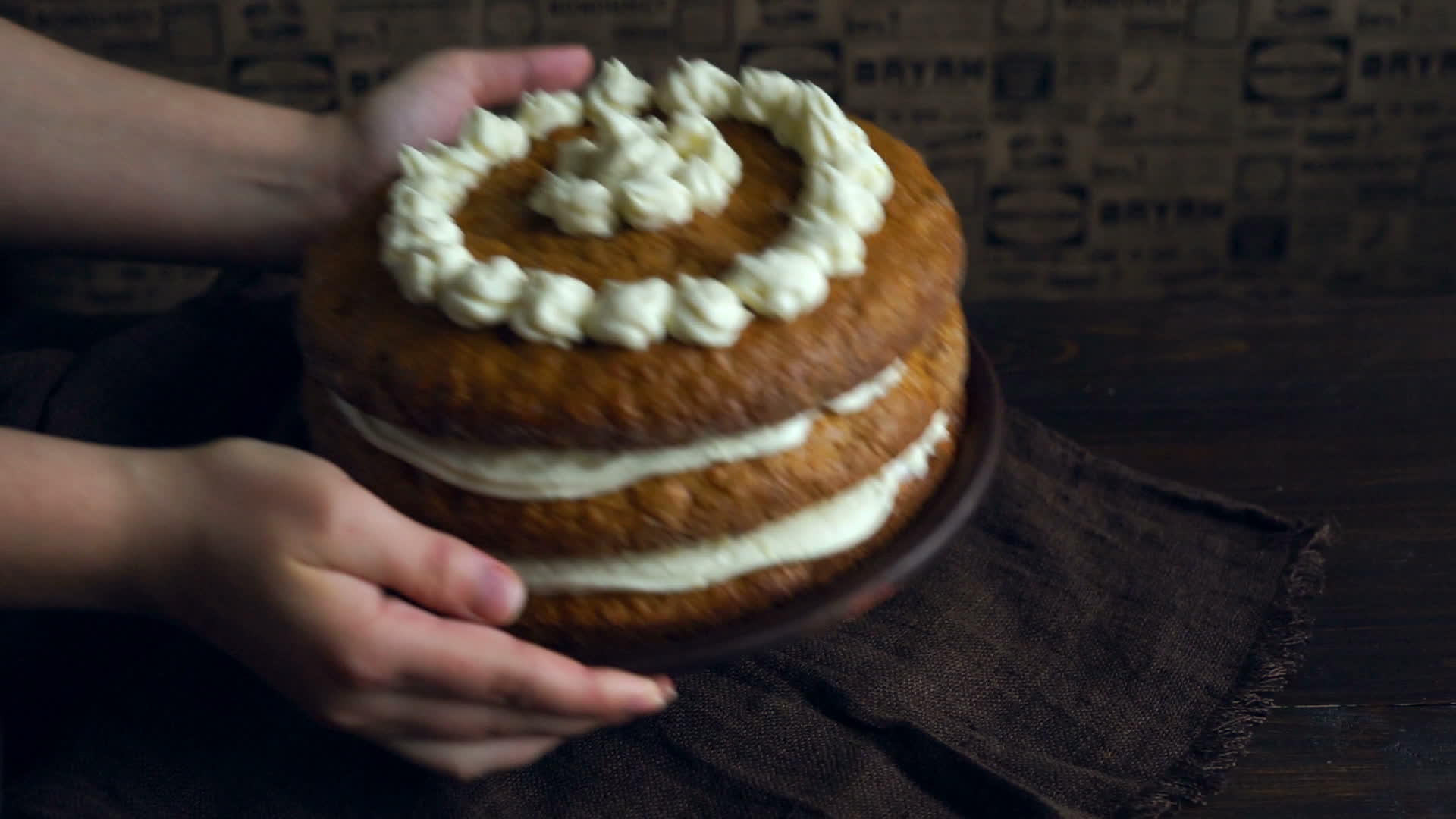 胡萝卜蛋糕加奶油自制蛋糕是甜甜的馅饼甜点视频的预览图