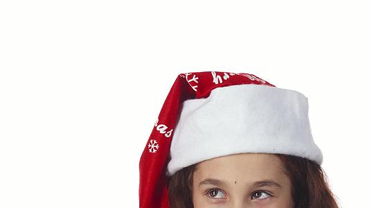 女孩头上戴着圣诞帽视频的预览图