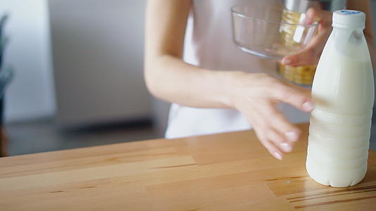 在厨房准备传统的自制早餐视频的预览图