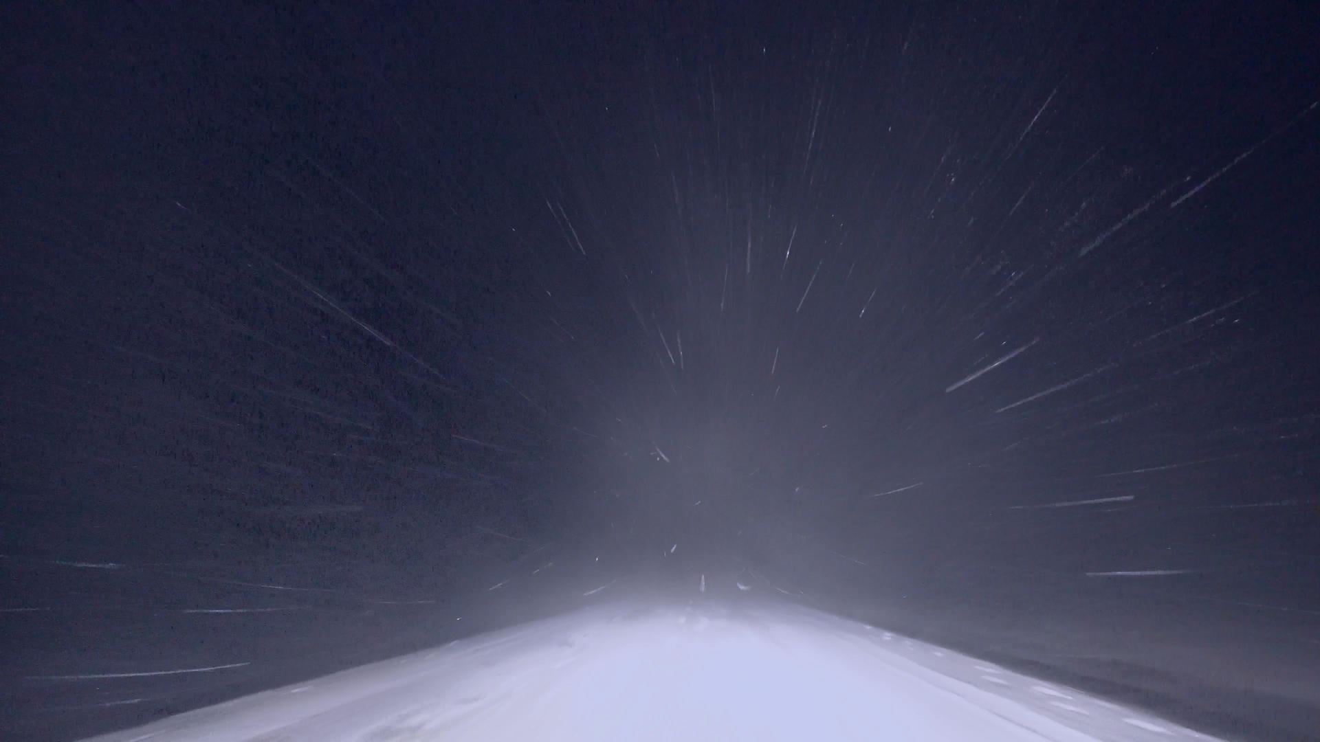 行驶在黑夜的雪路上视频的预览图