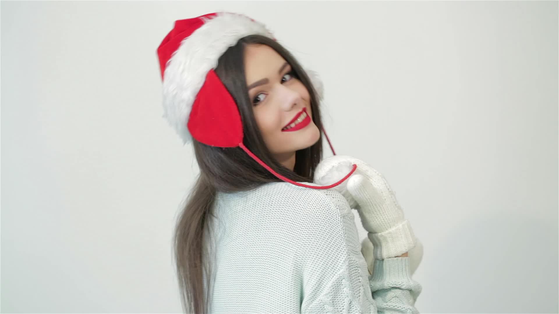 美丽的女人戴着圣诞帽子视频的预览图