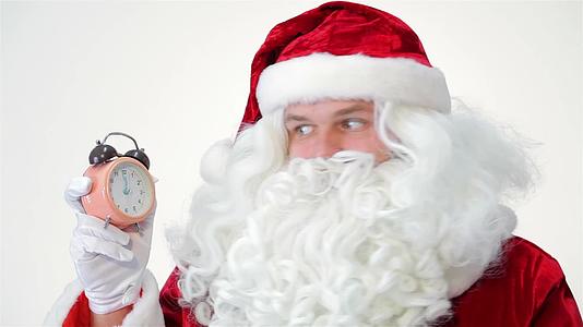 圣诞老人盯着钟视频的预览图