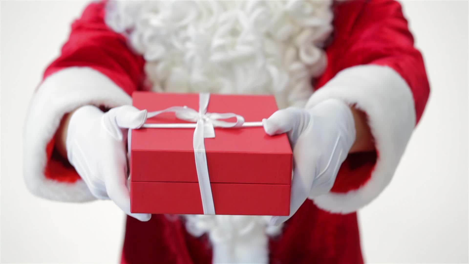 圣诞老人拿着礼物近距离送礼物视频的预览图