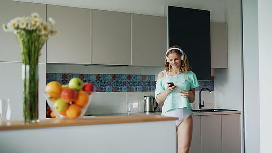 穿着内衣跳舞的性感女孩在厨房跳舞视频的预览图
