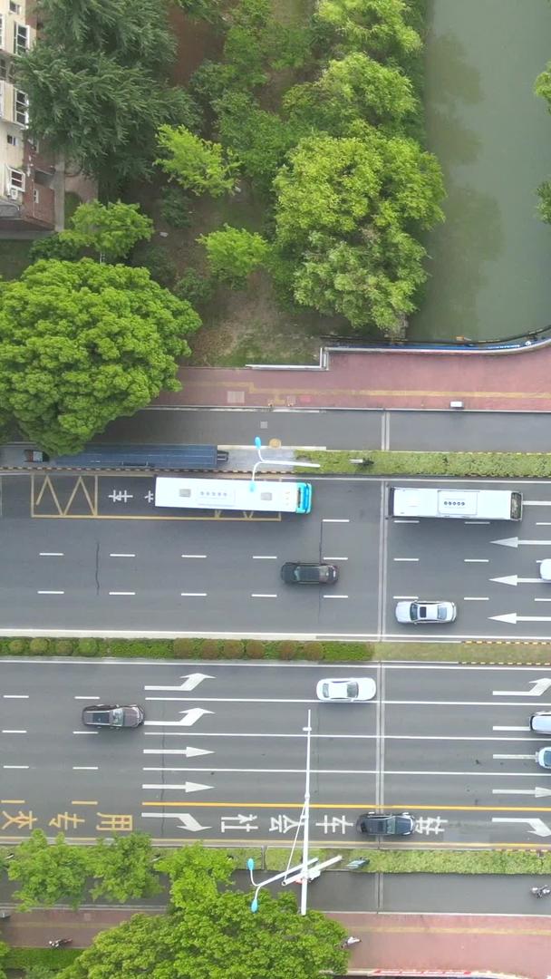 城市街道路口交通航拍视频的预览图