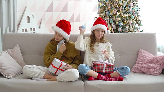 圣诞快乐美丽的女孩在圣诞节送礼物视频的预览图