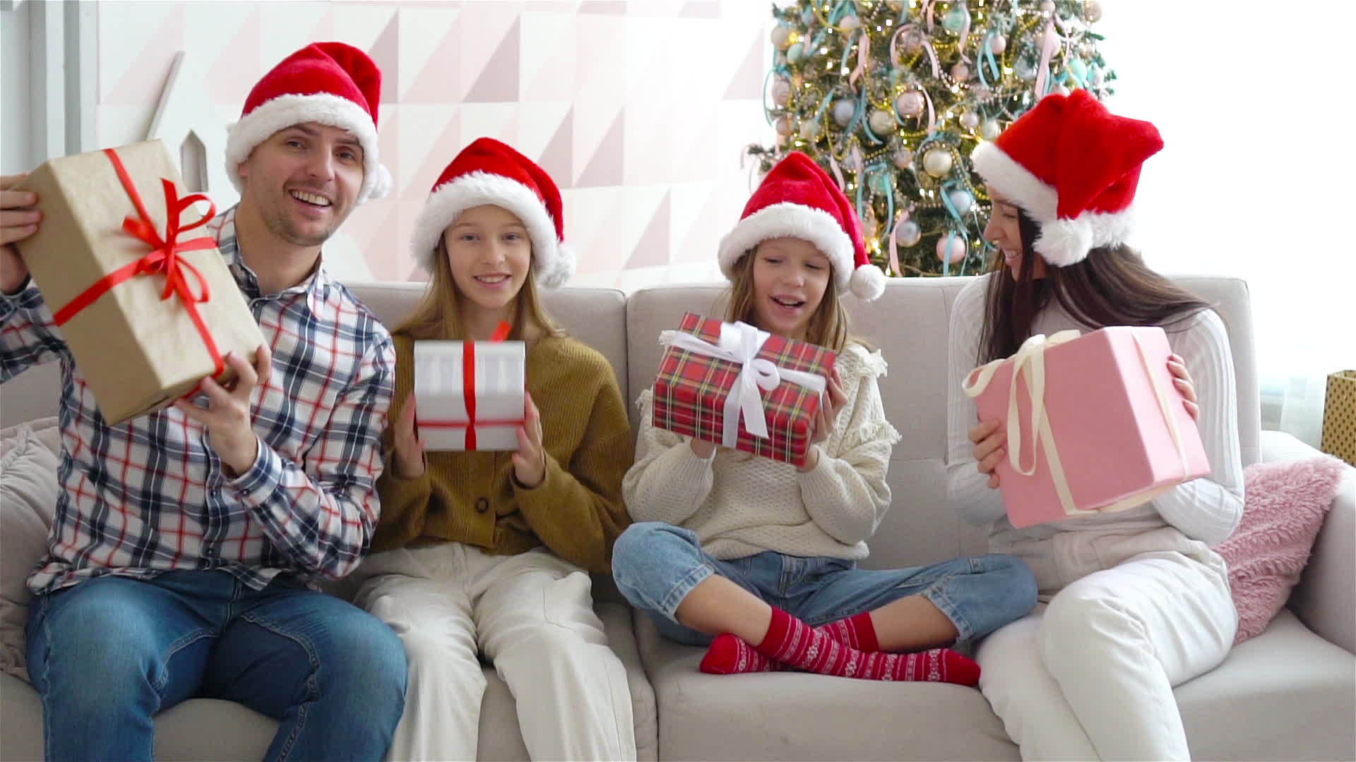 年轻快乐的家庭孩子们带着圣诞礼物视频的预览图