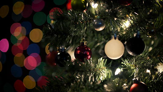 多彩宽度的圣诞树旋转视频的预览图