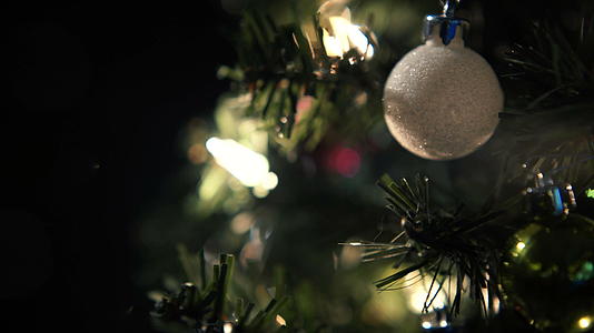 黑色的圣诞树旋转视频的预览图