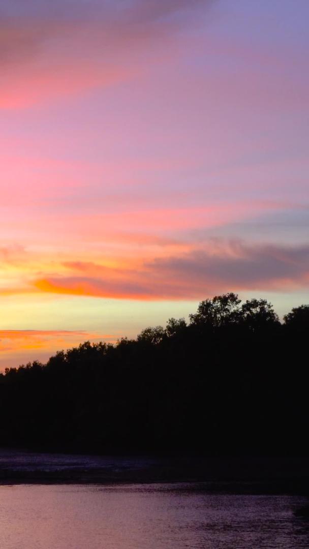 森林岛的夕阳晚霞延迟了光影的变化视频的预览图