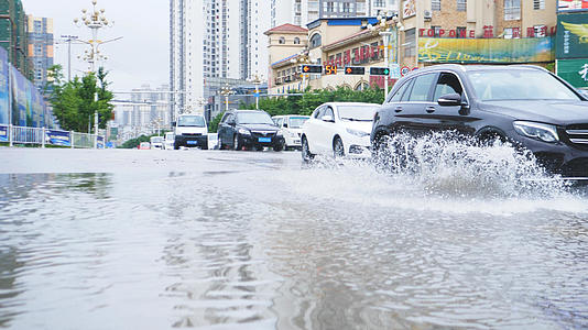 4k拍摄雨季路面积水车辆行驶视频的预览图