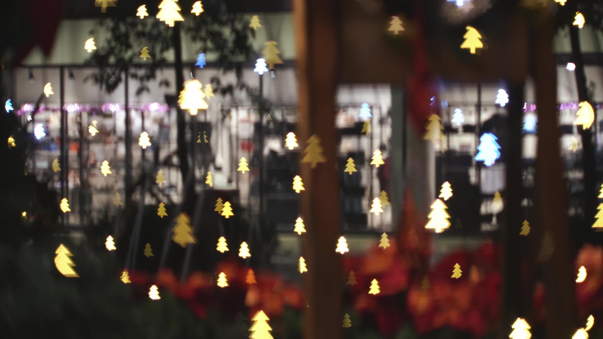明亮的购物中心有圣诞灯视频的预览图