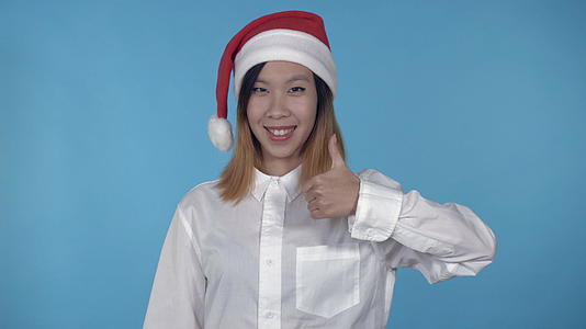 美丽的韩国女人戴着圣诞帽子视频的预览图