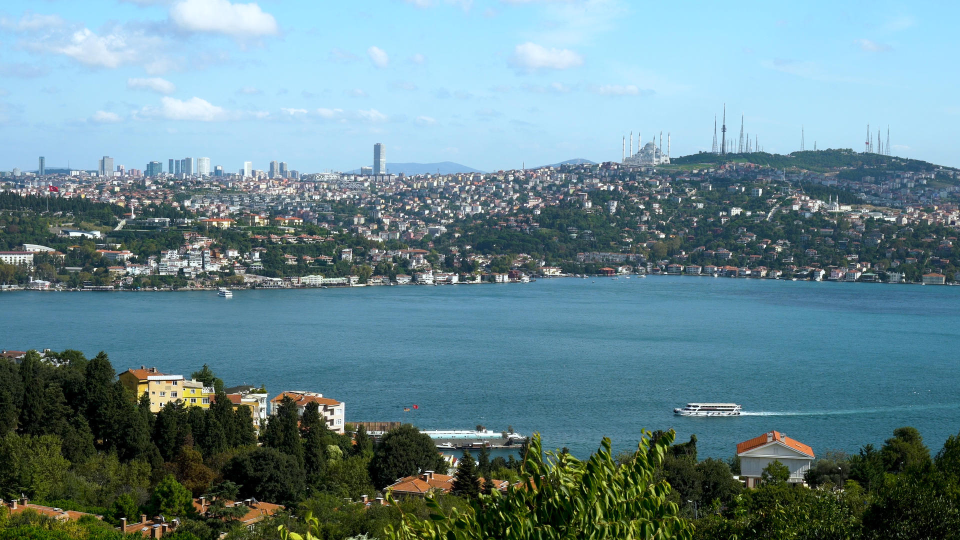 土耳其伊斯坦布尔博斯普鲁斯海峡游艇延时合集4K视频的预览图