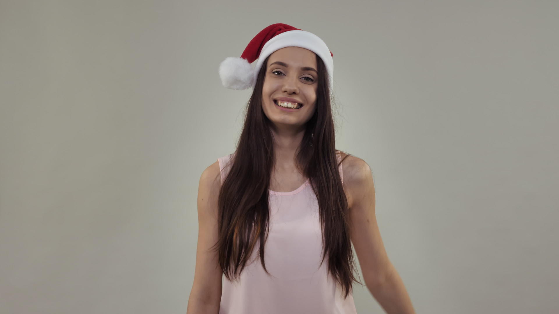 美丽的戴圣诞帽的模特视频的预览图